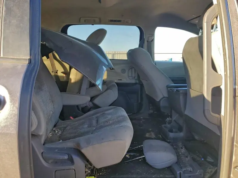 2021 TOYOTA SIENNA LE  