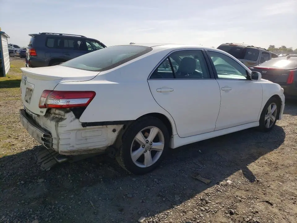 2011 TOYOTA CAMRY SE  