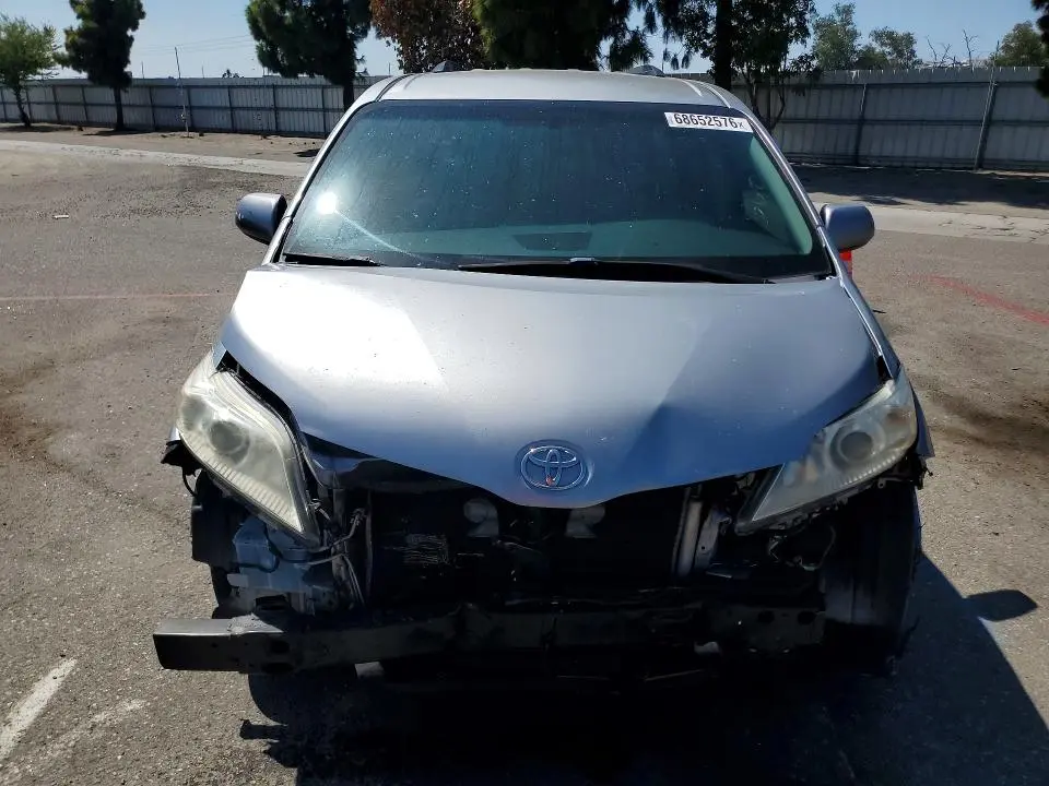 2017 TOYOTA SIENNA LE  