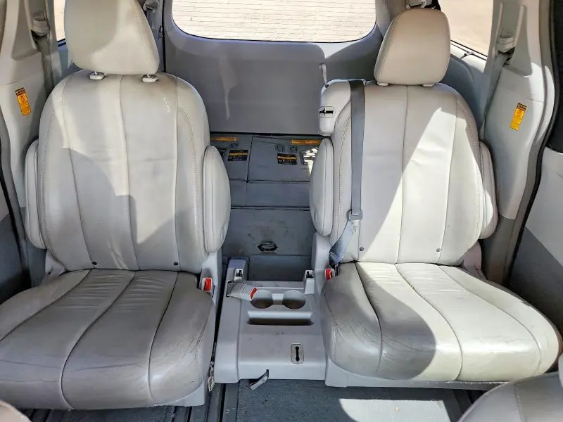2014 TOYOTA SIENNA XLE 8-PASSENGER  