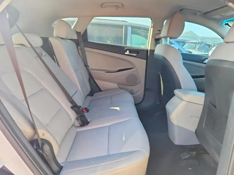 2021 HYUNDAI TUCSON SE  