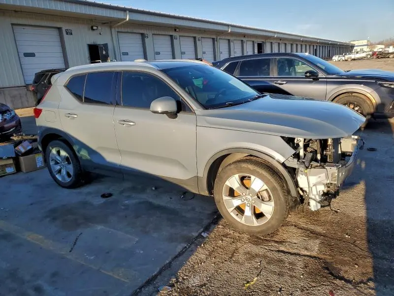 2022 VOLVO XC40 T5 MOMENTUM  