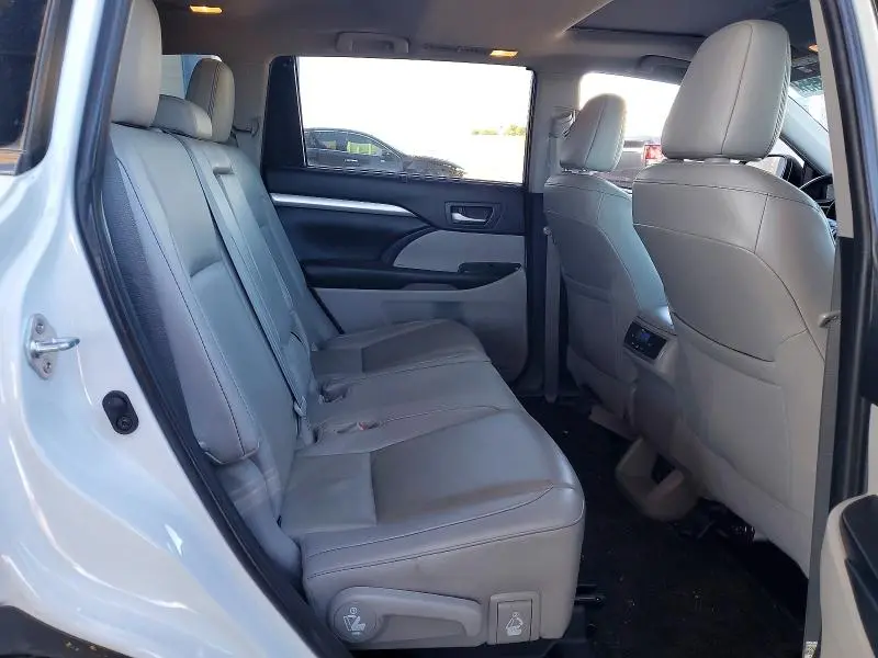 2019 TOYOTA HIGHLANDER SE  