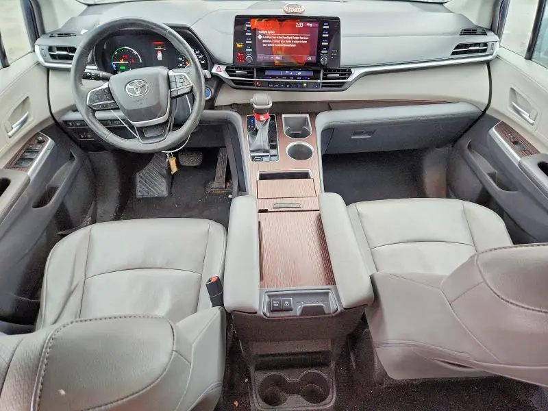 2022 TOYOTA SIENNA XLE  
