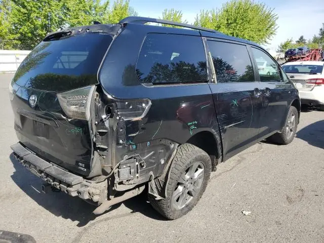 2019 TOYOTA SIENNA SE  