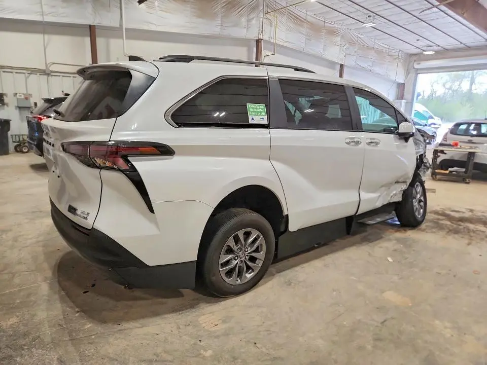 2023 TOYOTA SIENNA XLE  