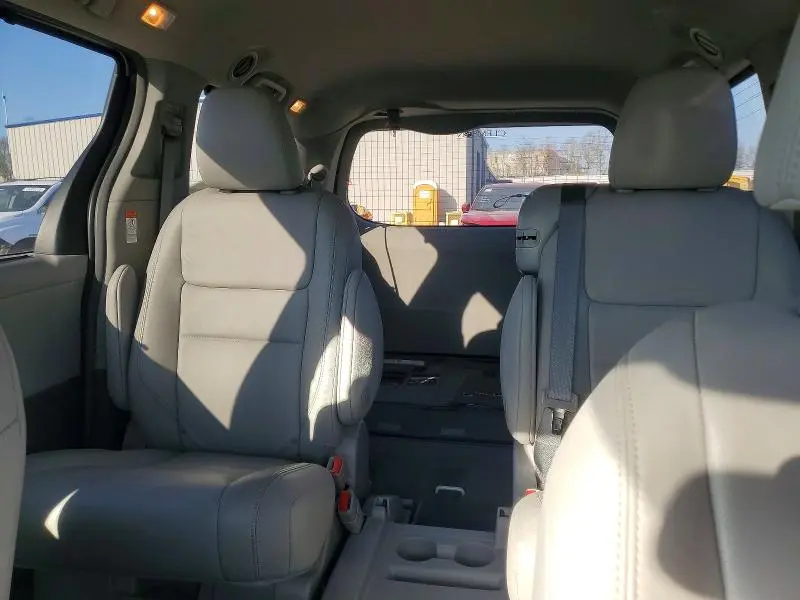 2018 TOYOTA SIENNA XLE  