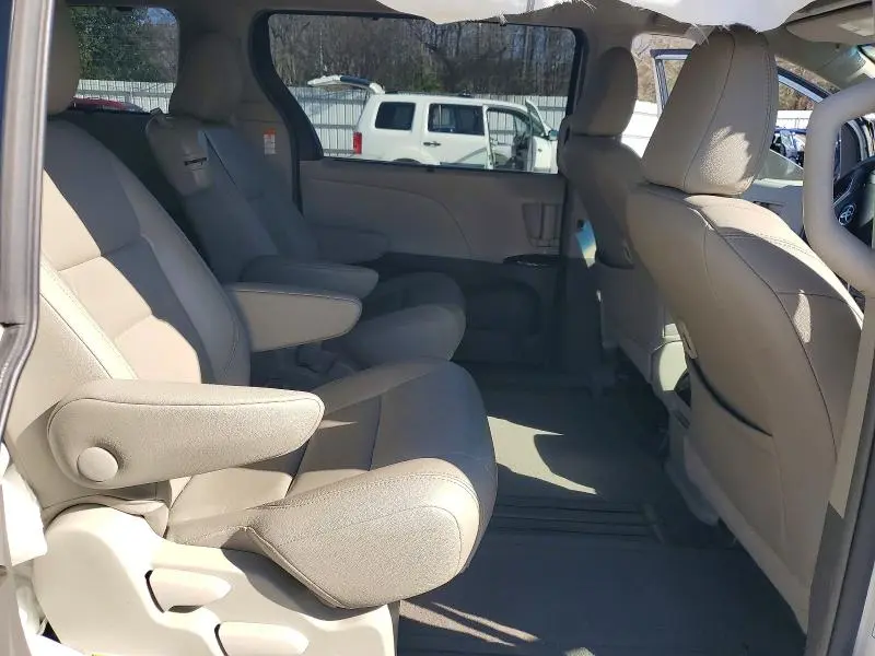 2016 TOYOTA SIENNA   