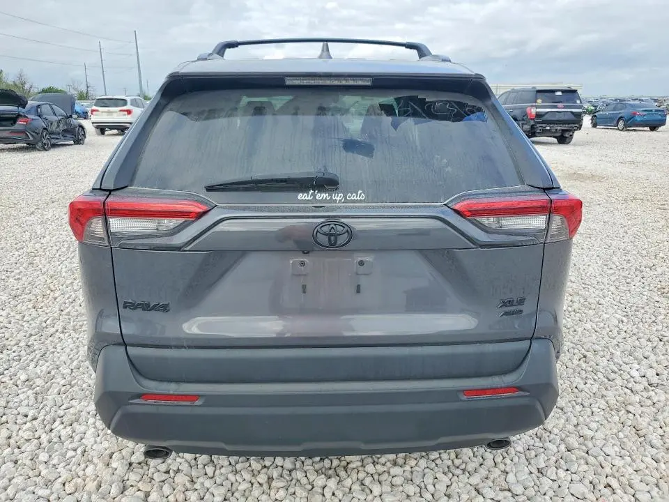 2022 TOYOTA RAV4 XLE  