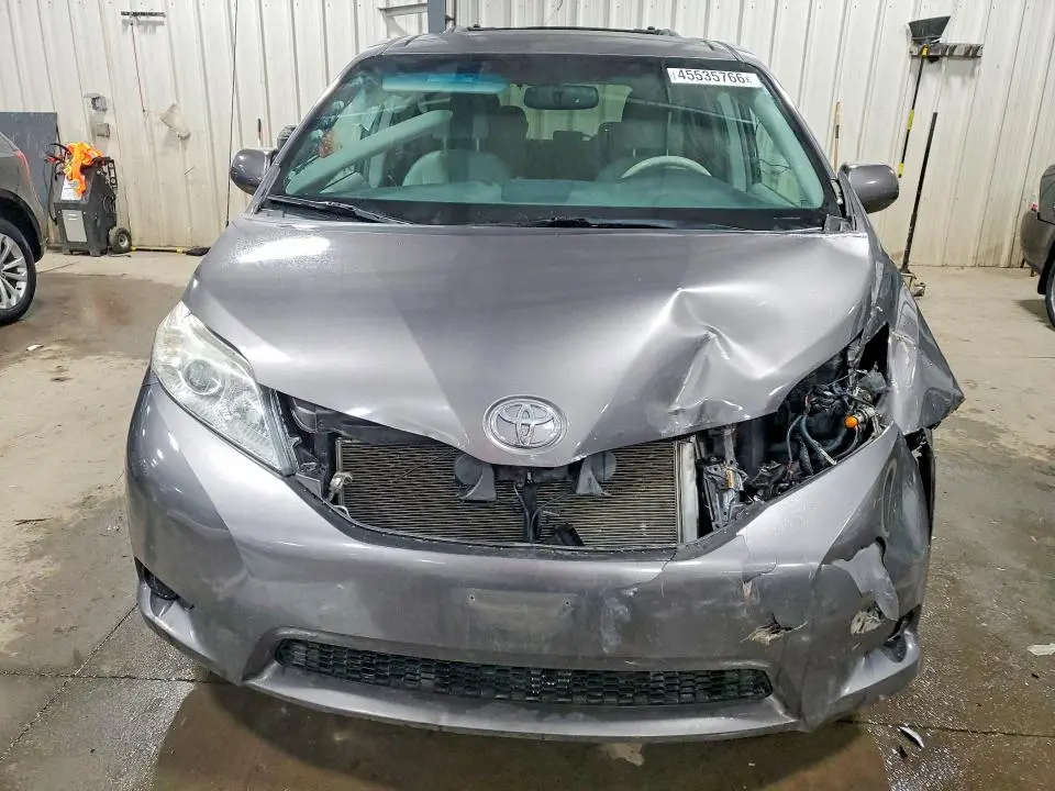 2014 TOYOTA SIENNA LE 8-PASSENGER  