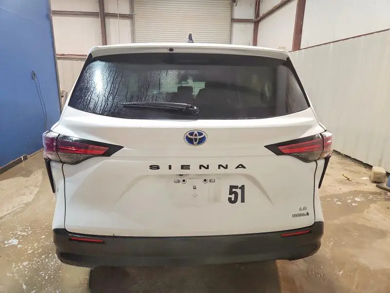 2021 TOYOTA SIENNA LE  