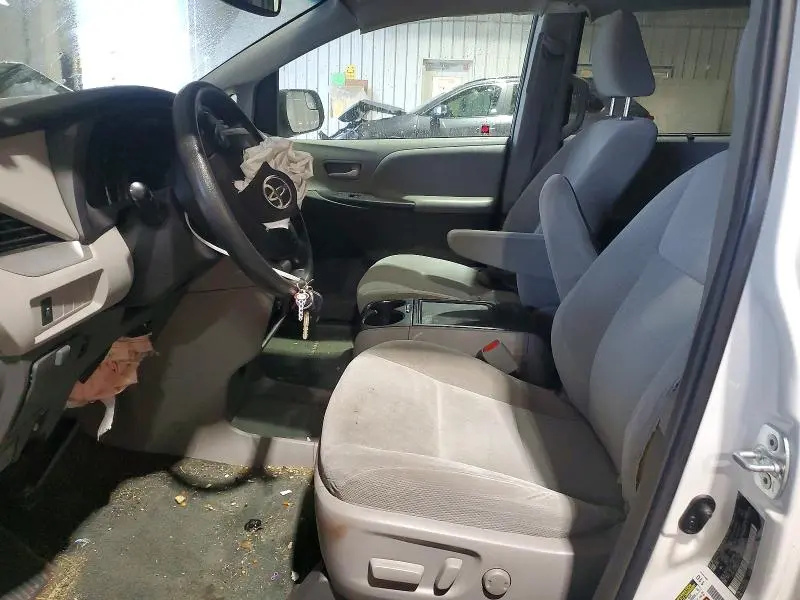 2017 TOYOTA SIENNA LE  