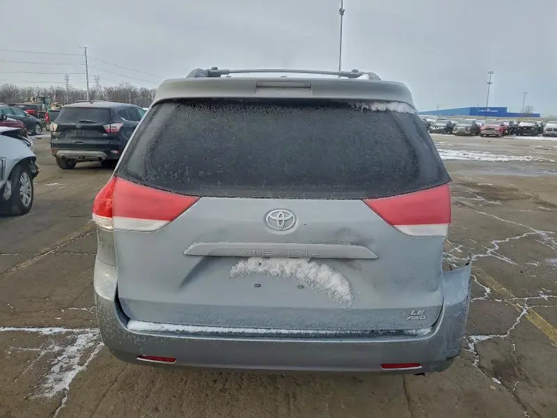 2014 TOYOTA SIENNA LE  