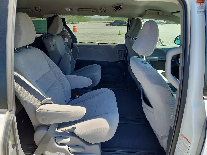 2019 TOYOTA SIENNA LE  