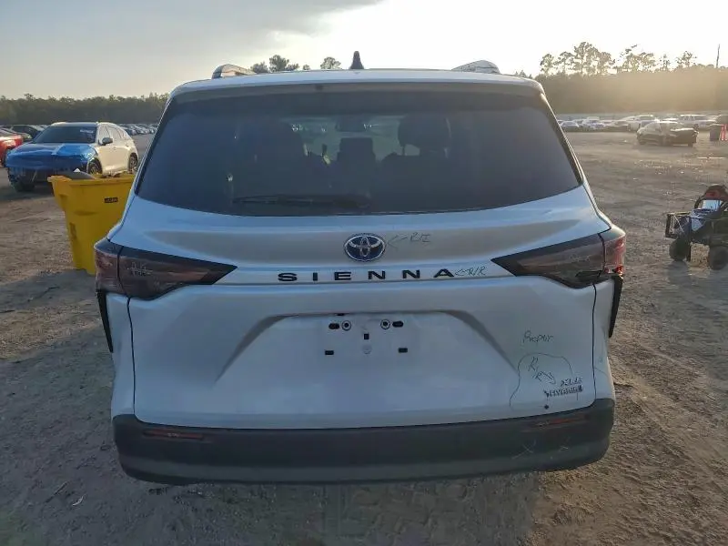 2024 TOYOTA SIENNA XLE  