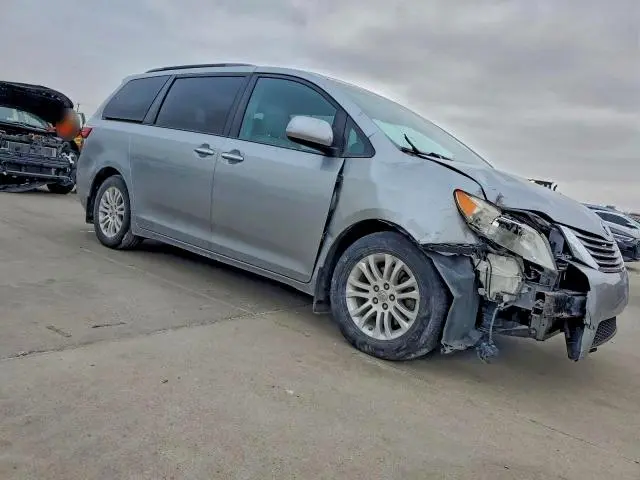 2017 TOYOTA SIENNA XLE  