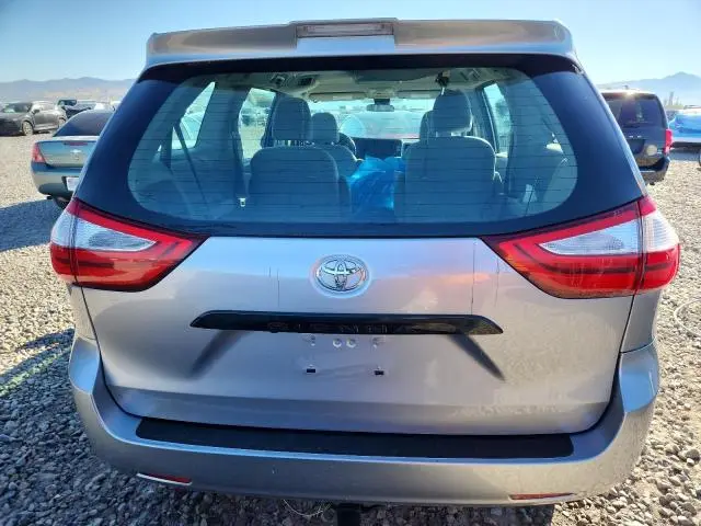 2018 TOYOTA SIENNA L  
