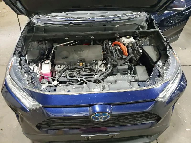 2021 TOYOTA RAV4 XLE  