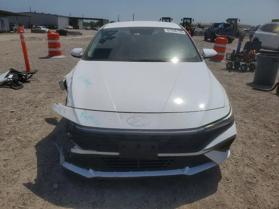 2024 HYUNDAI ELANTRA SE  