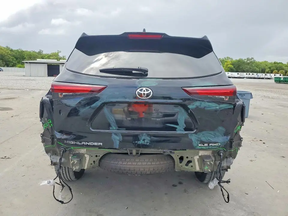 2024 TOYOTA HIGHLANDER XLE  
