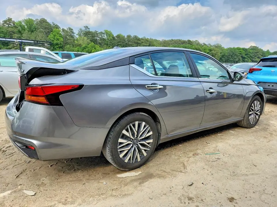2023 NISSAN ALTIMA SV  