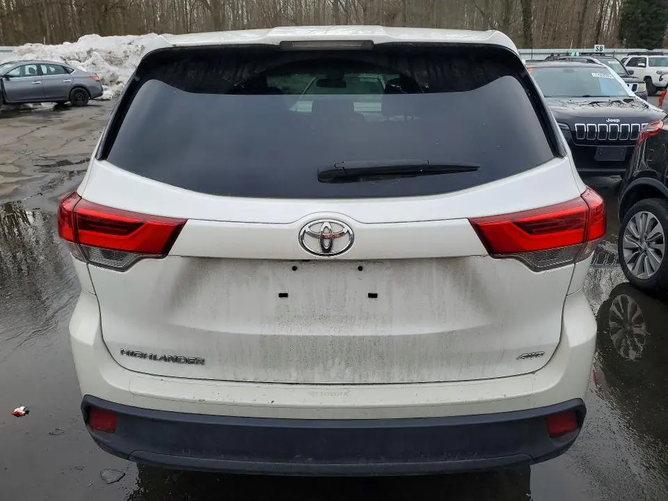 2017 TOYOTA HIGHLANDER LE  