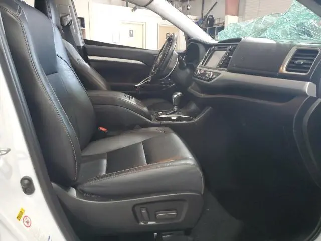 2019 TOYOTA HIGHLANDER SE  