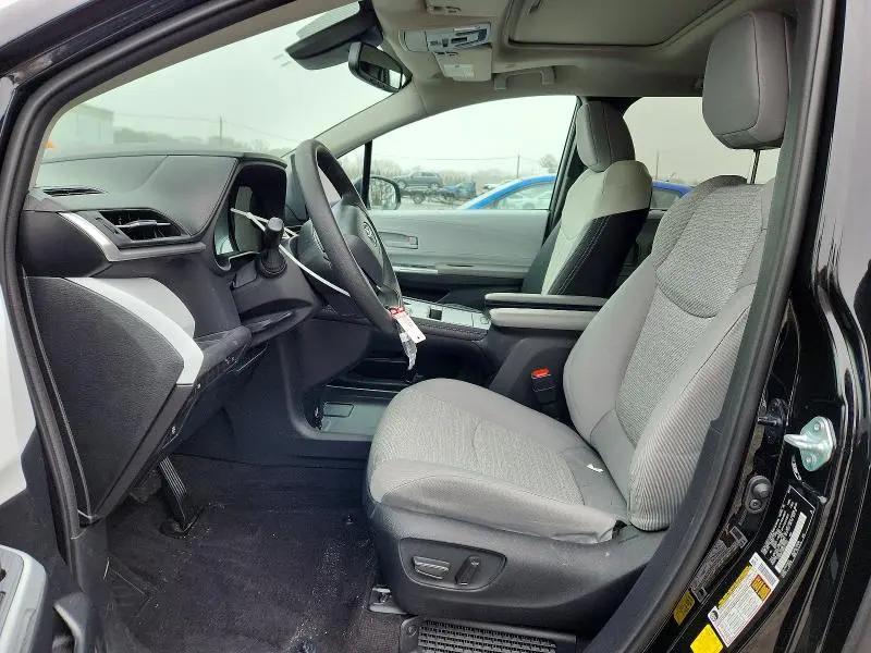 2025 TOYOTA SIENNA LE  