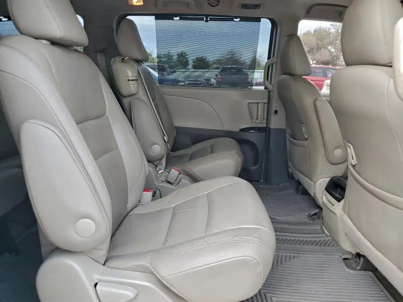 2017 TOYOTA SIENNA XLE  