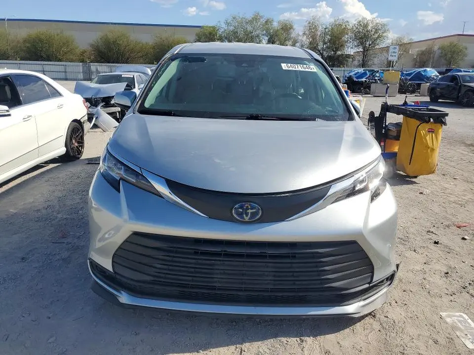 2021 TOYOTA SIENNA LE  