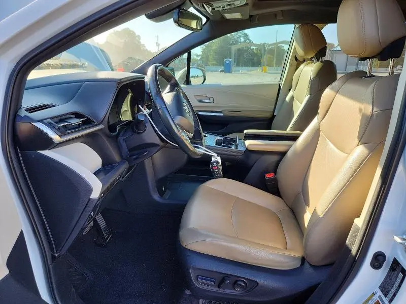 2021 TOYOTA SIENNA XLE  