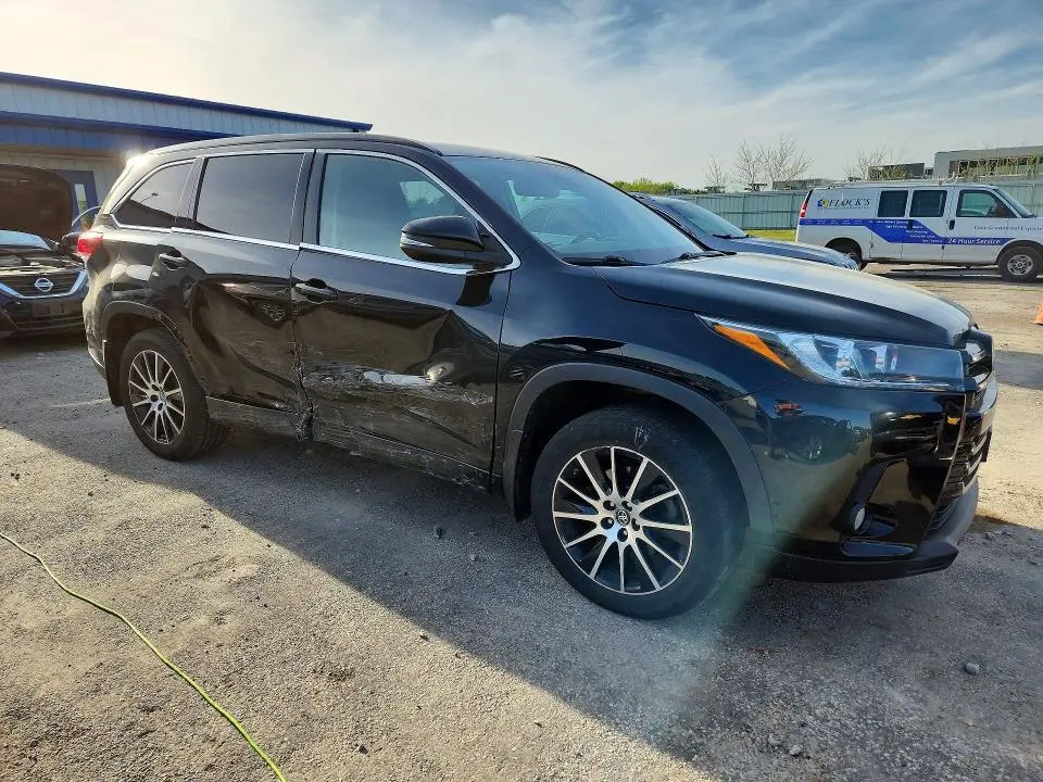 2018 TOYOTA HIGHLANDER SE  