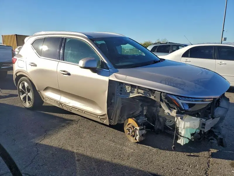 2024 VOLVO XC40 CORE  