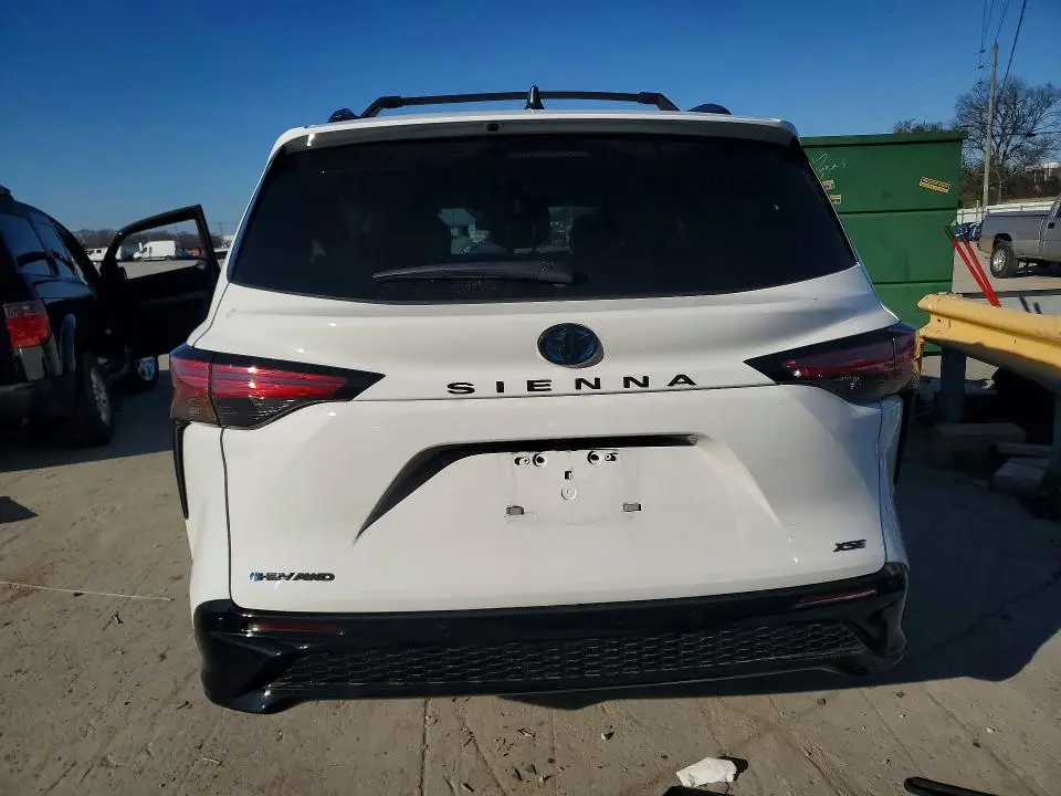 2025 TOYOTA SIENNA XSE 7-PASSENGER  