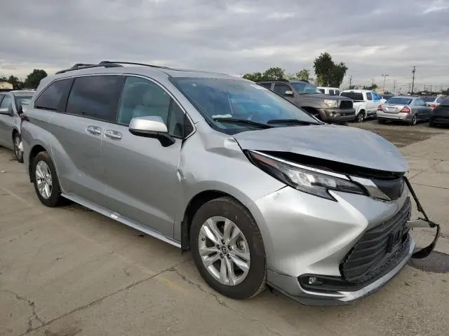 2025 TOYOTA SIENNA XLE  