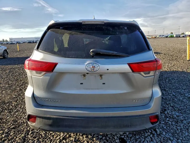 2017 TOYOTA HIGHLANDER SE  