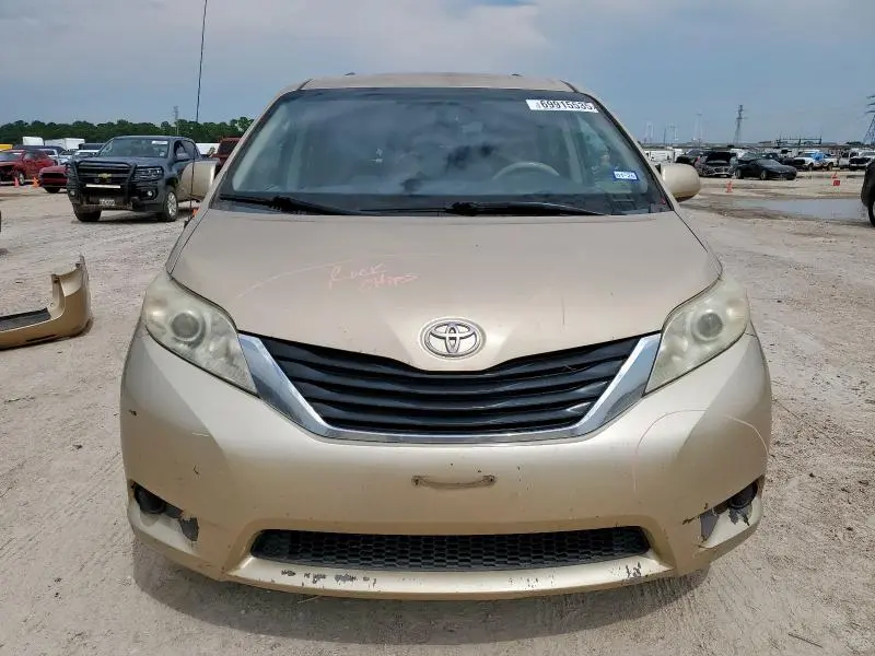 2011 TOYOTA SIENNA LE