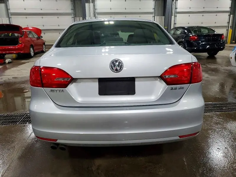 2011 VOLKSWAGEN JETTA SE  