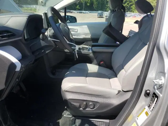 2025 TOYOTA SIENNA XLE  