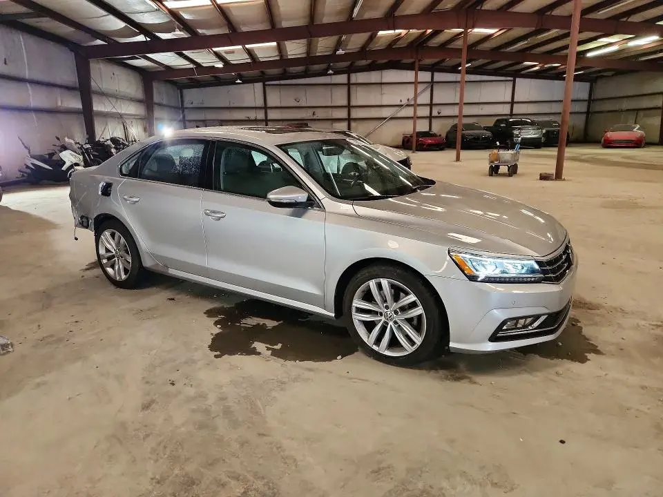 2018 VOLKSWAGEN PASSAT SE  