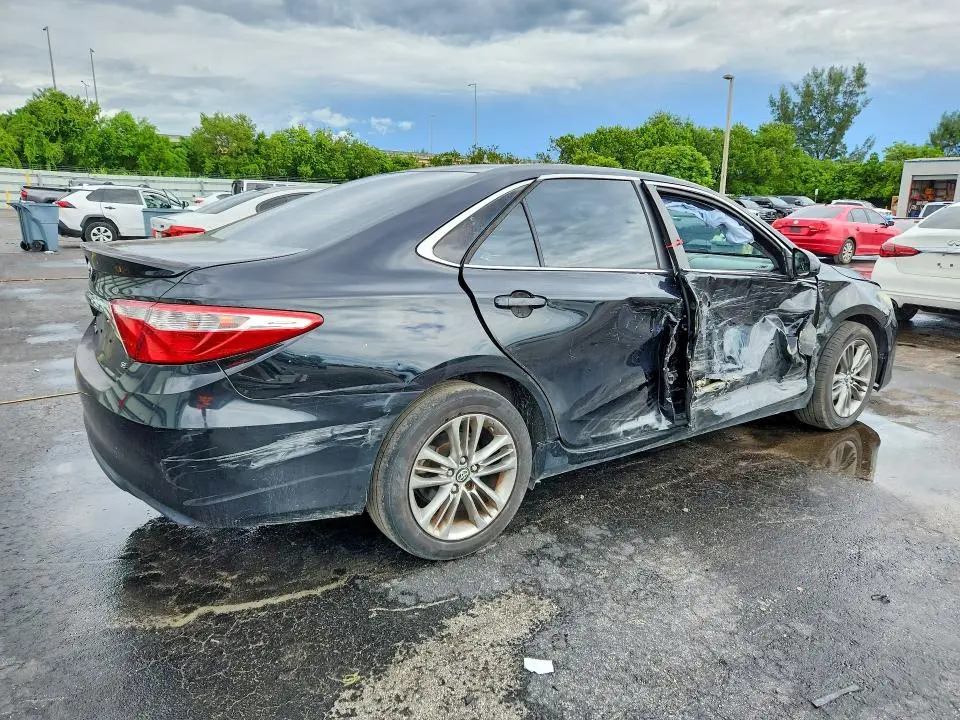 2016 TOYOTA CAMRY SE  