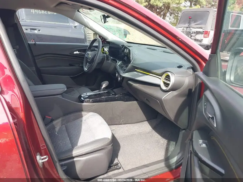 2025 CHEVROLET TRAX FWD LT