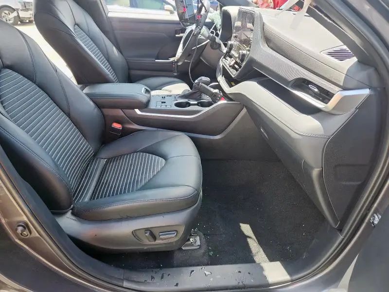 2024 TOYOTA HIGHLANDER LE  