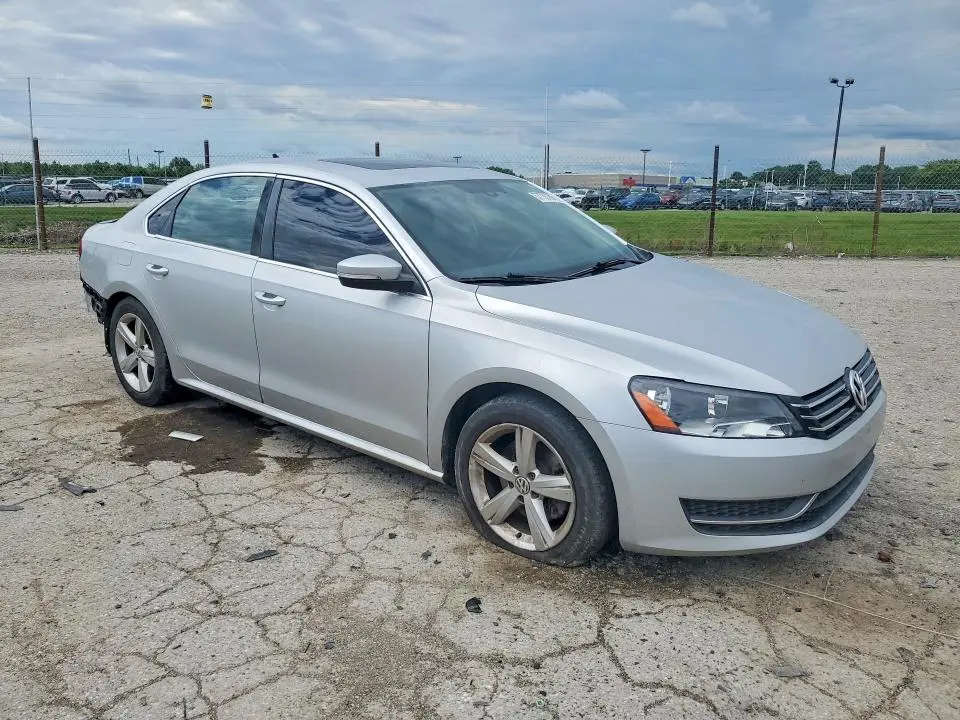 2013 VOLKSWAGEN PASSAT SE  
