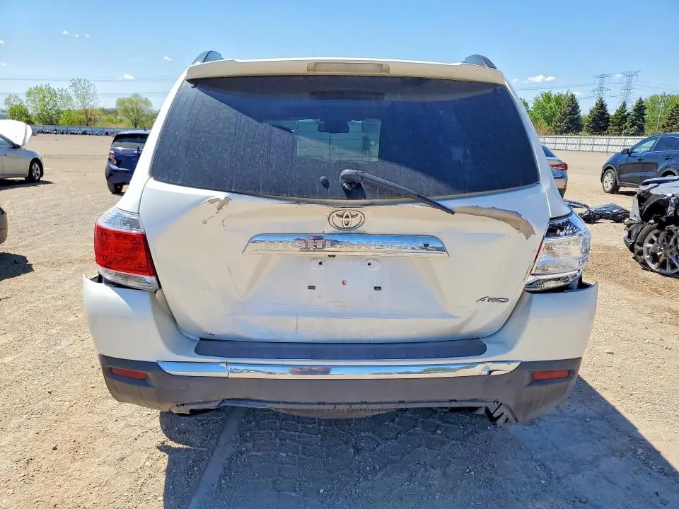2013 TOYOTA HIGHLANDER SE  