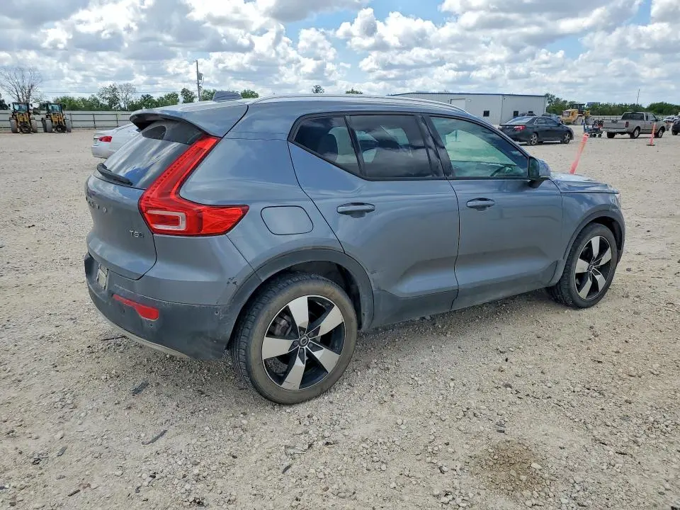 2019 VOLVO XC40 T5 MOMENTUM  