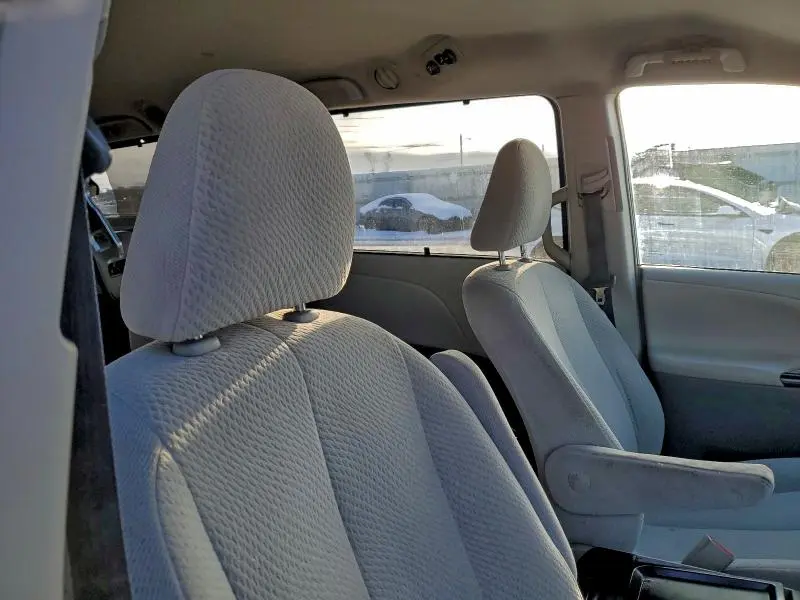 2011 TOYOTA SIENNA LE  