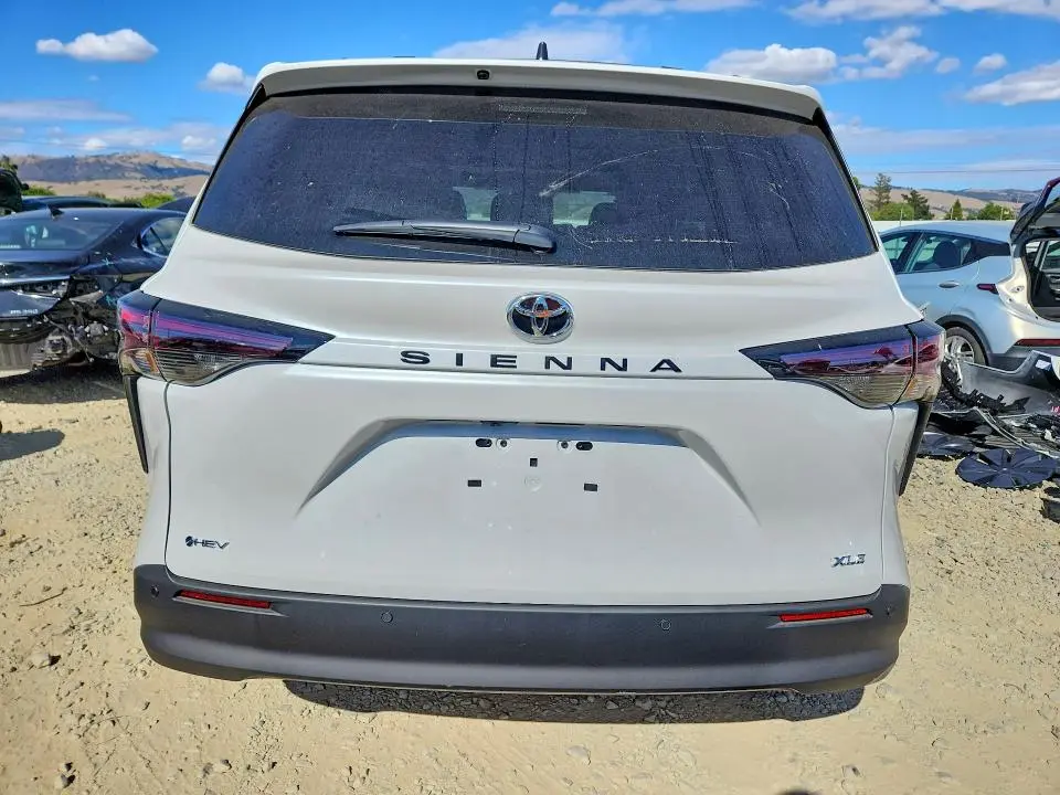2026 TOYOTA SIENNA XLE 8-PASSENGER  