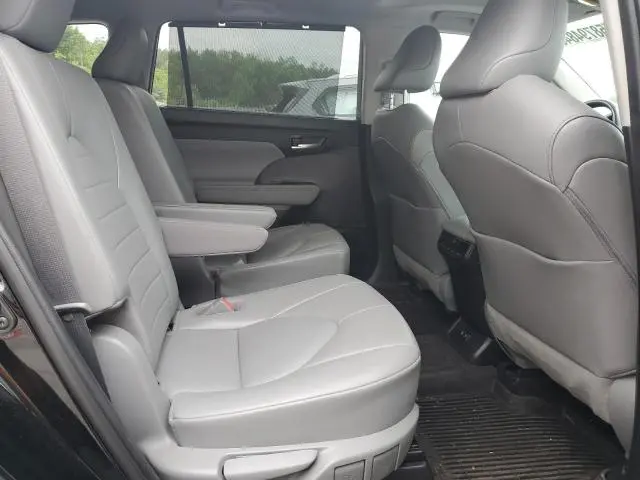 2021 TOYOTA HIGHLANDER XLE  