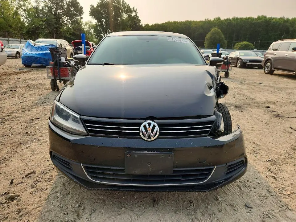 2013 VOLKSWAGEN JETTA SE  